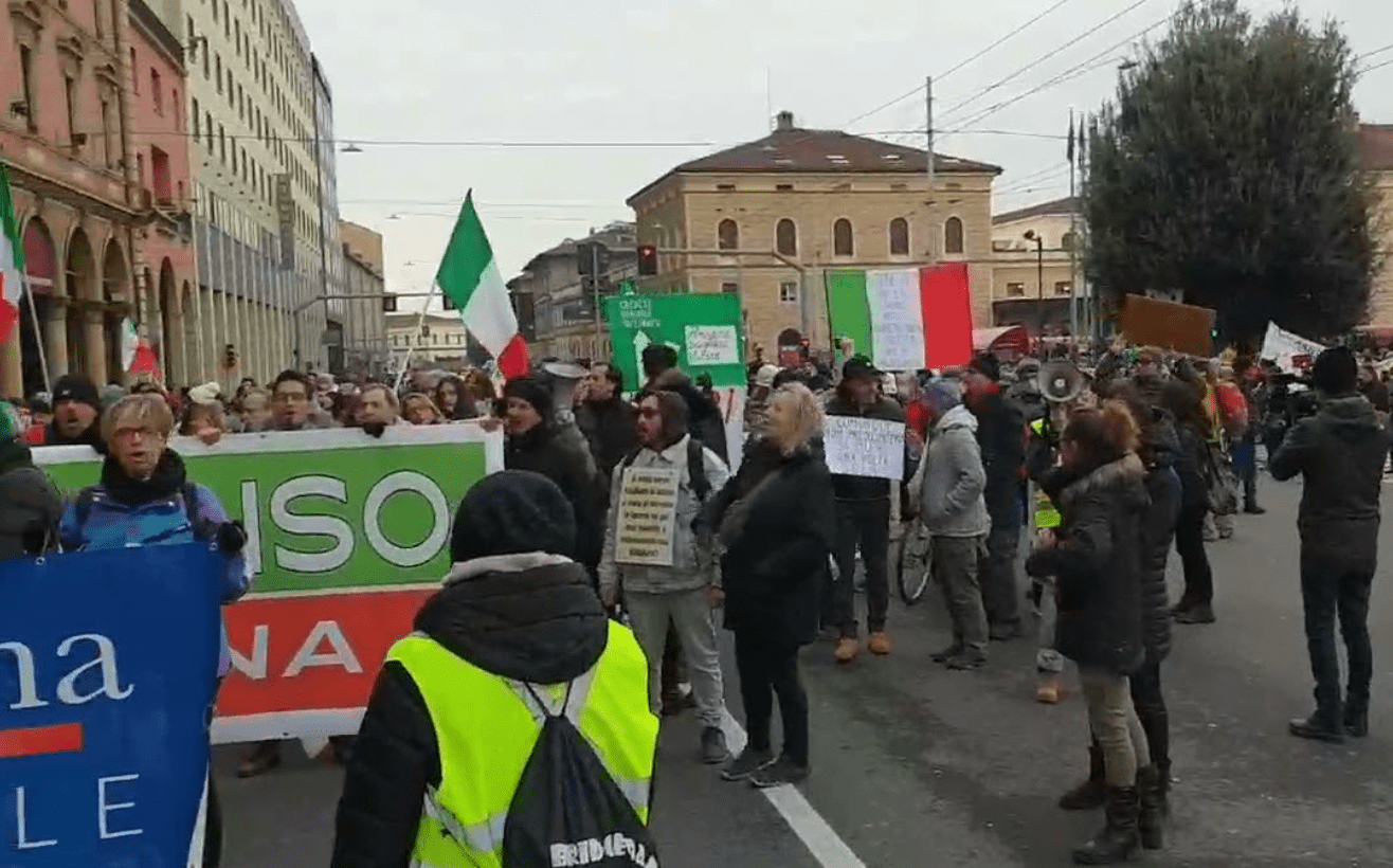 A Bologna i no-vax marciano contro i "giornalisti terroristi" e la "dittatura" scortati dalla polizia