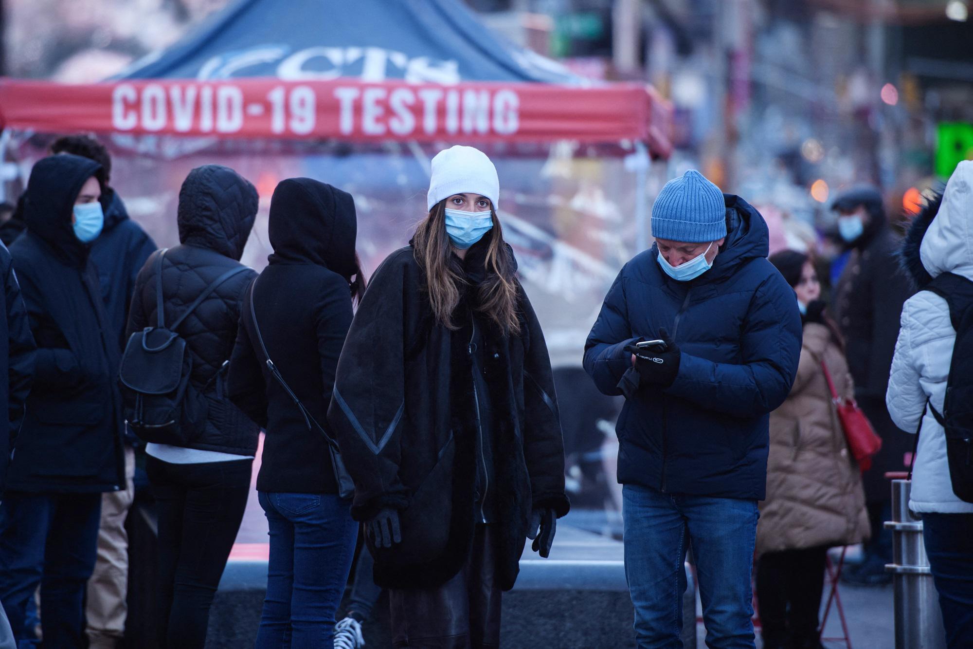 La variante Omicron dilaga negli Stati Uniti: è diventata dominante e causa i tre quarti dei contagi