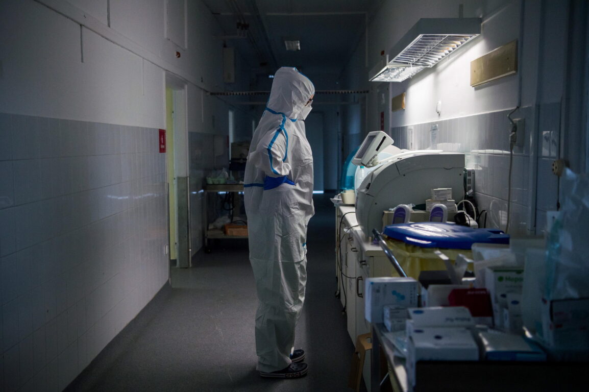 Gli ospedali inglesi si preparano a fronteggiare Omicron: si rischiano 200.000 contagi al giorno