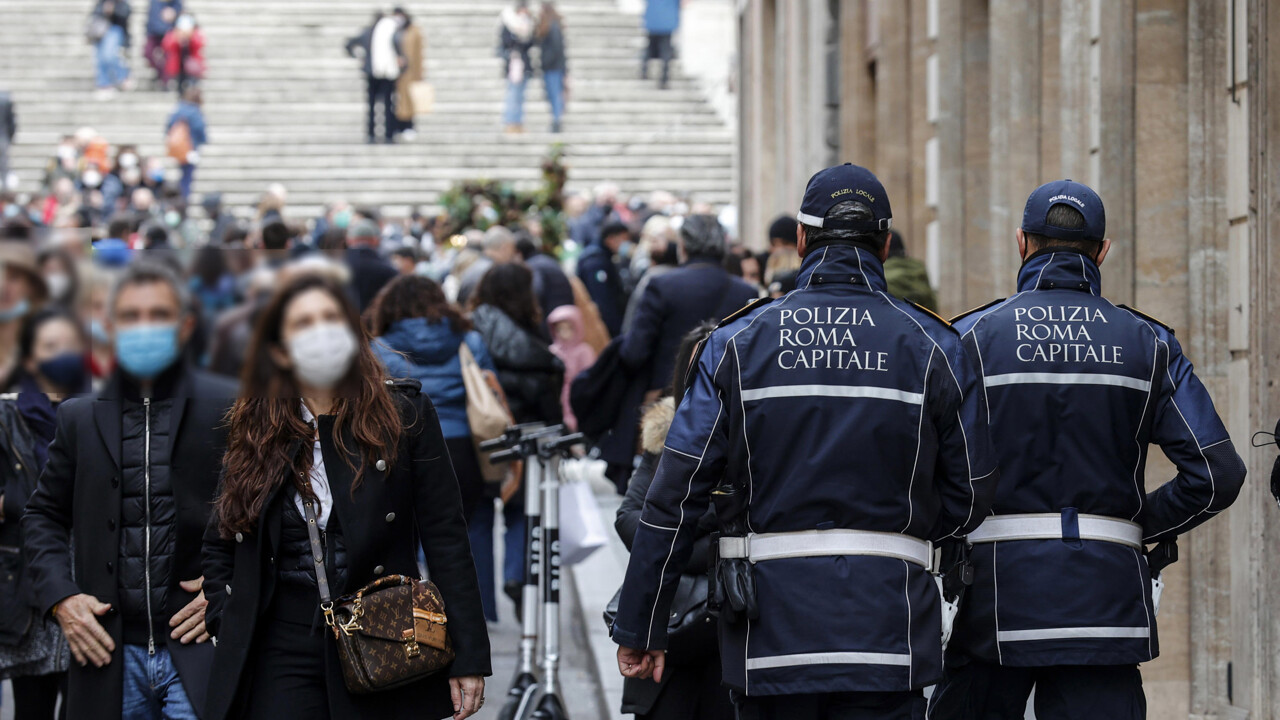 Nuove misure anti-covid: più green pass, obbligo di mascherina all'aperto e feste vietate