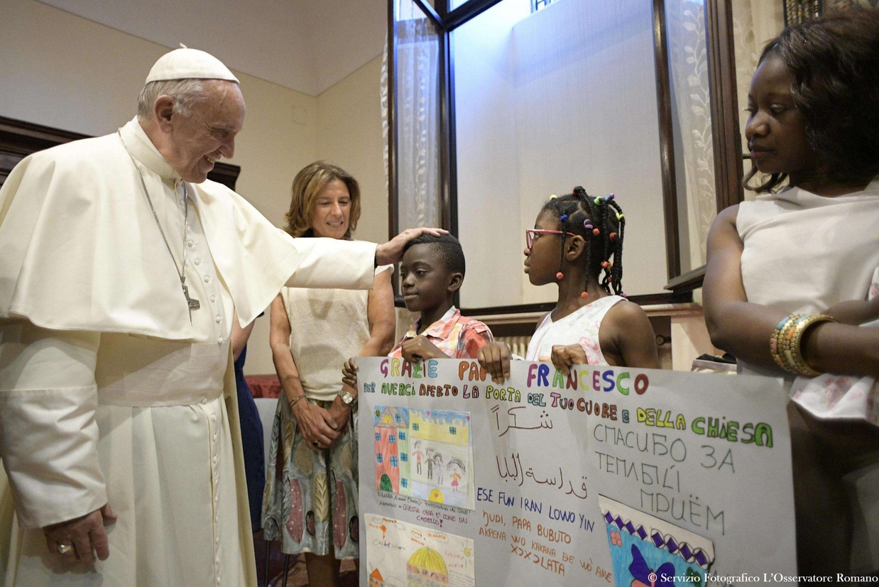 Bergoglio a fianco dei rifugiati: "San Giuseppe protegga chi fugge da guerra e fame e apra i cuori di chi può aiutarli"