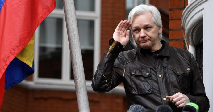 L'Alta Corte inglese ribalta la sentenza su Assange e dà il via libera all'estradizione negli Usa