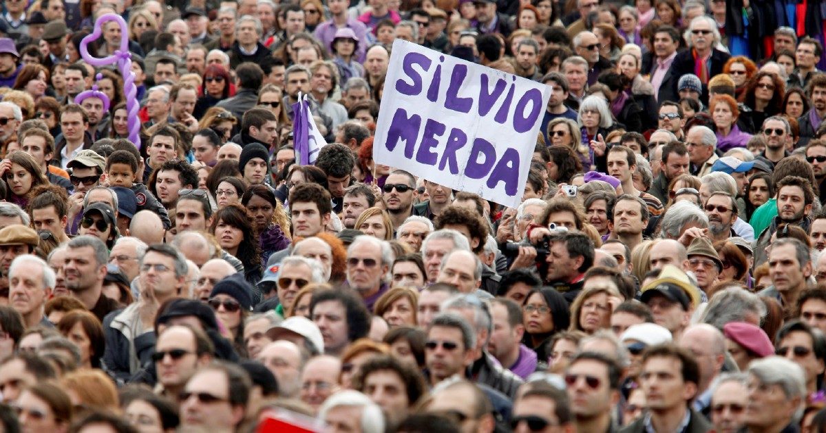 Il Popolo Viola in piazza contro Berlusconi Presidente della Repubblica: "No al bunga-bunga al Quirinale"