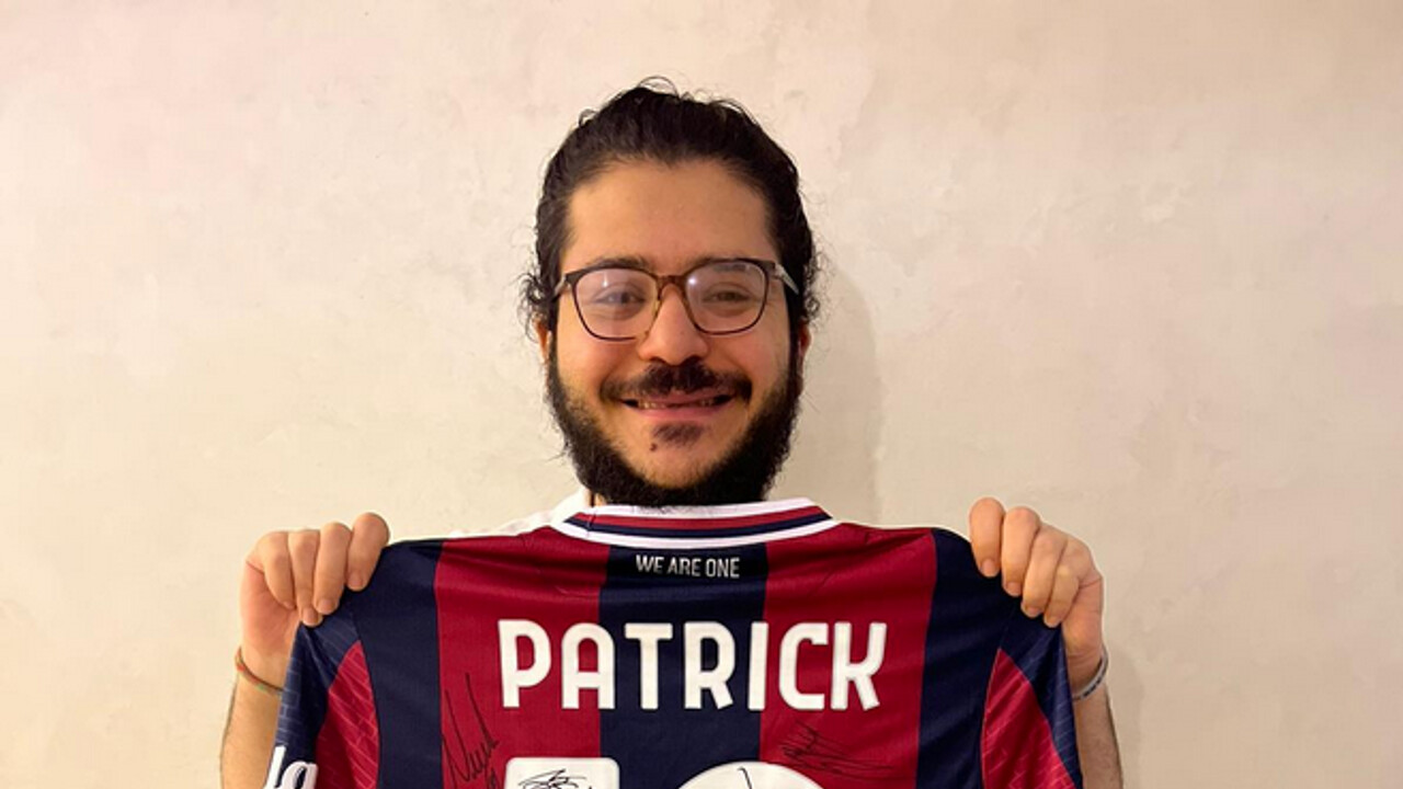 Il Bologna regala la maglia numero 10 a Patrick Zaki: “Ora sono felice, posso sentire lo spirito del Natale”