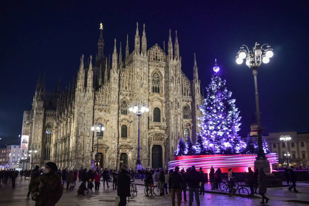 Cinque casi (e forse più) di aggressioni sessuali ai danni di ragazze a Capodanno in piazza Duomo: al via le indagini