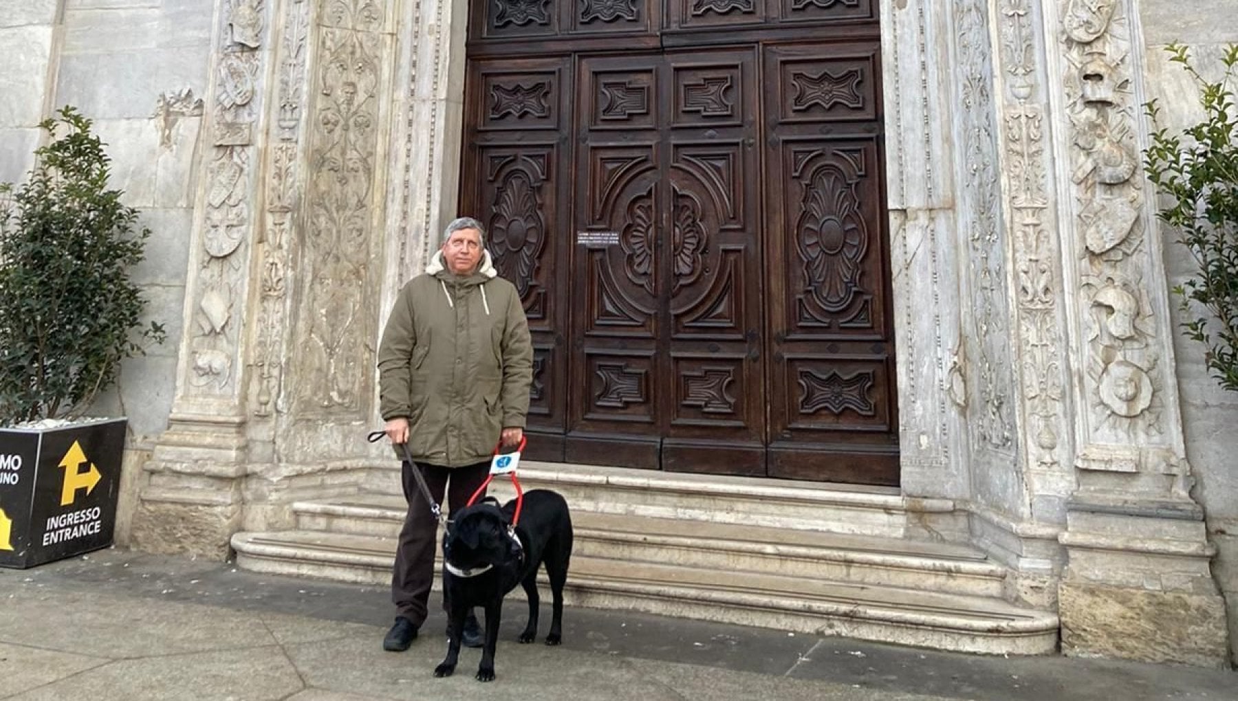 Cieco bloccato al duomo di Torino con il suo cane guida: 