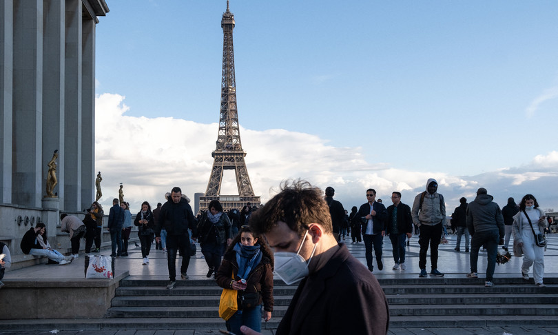 Mezzo milione di francesi rischiano di avere il green pass scaduto da oggi:  in vigore le nuove regole per i richiami