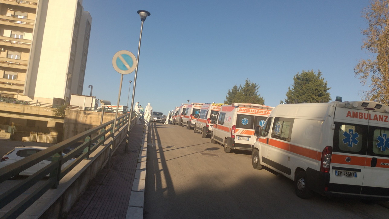 Gli ospedali di Napoli e Palermo sono al collasso: file di auto e ambulanze davanti ai pronto soccorso
