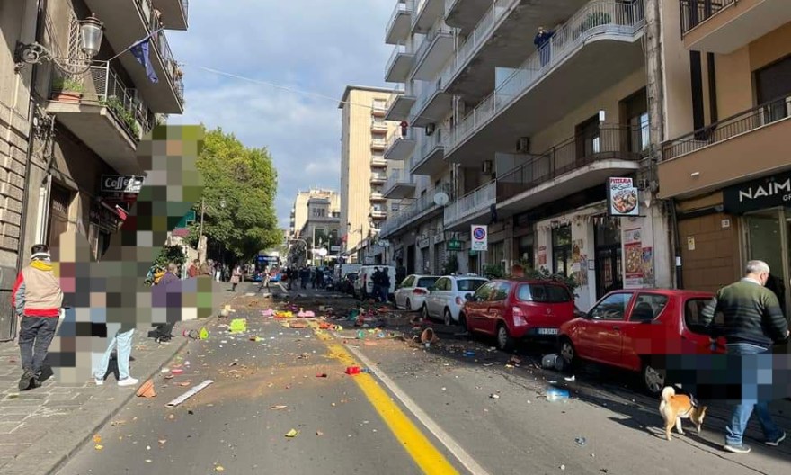 Catania, una donna nuda getta dal balcone oggetti sulla via Etnea: panico tra i passanti