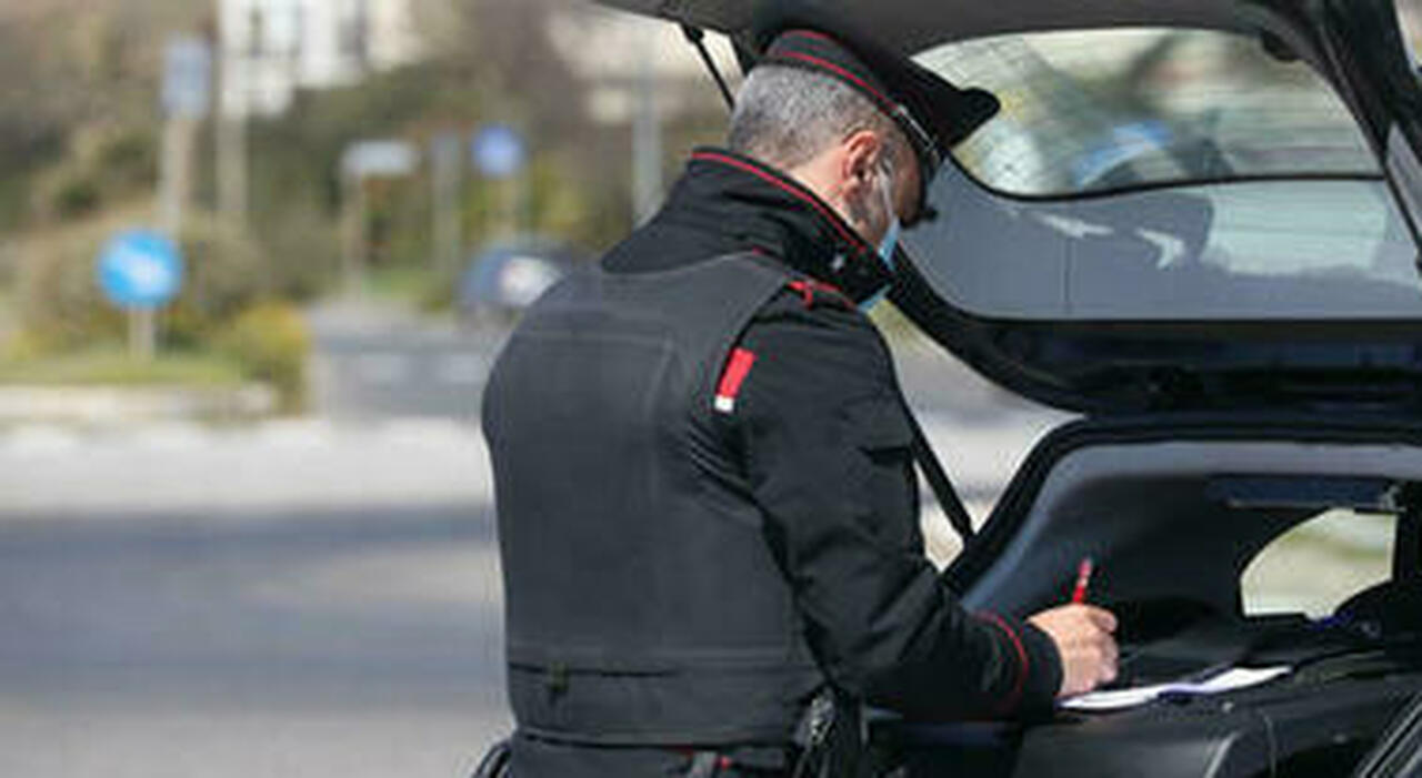 Positivi al Covid ma tranquilli a passeggiare in strada: "Ho bisogno di prendere aria"