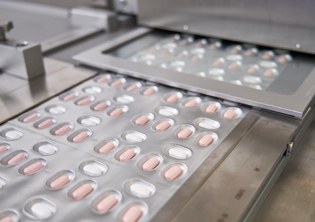 L'Ema dà il via libera a Paxlovid: il primo farmaco anti-Covid sviluppato da Pfizer