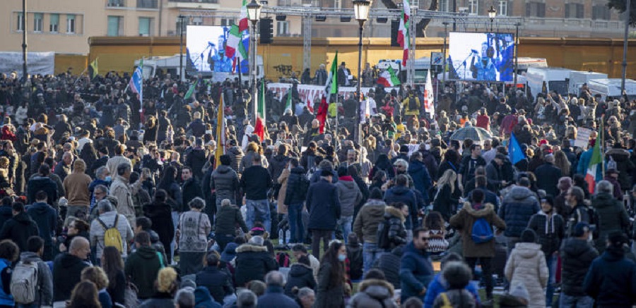 I negazionisti (molti senza mascherina) in piazza a Roma con Enrico Montesano in testa
