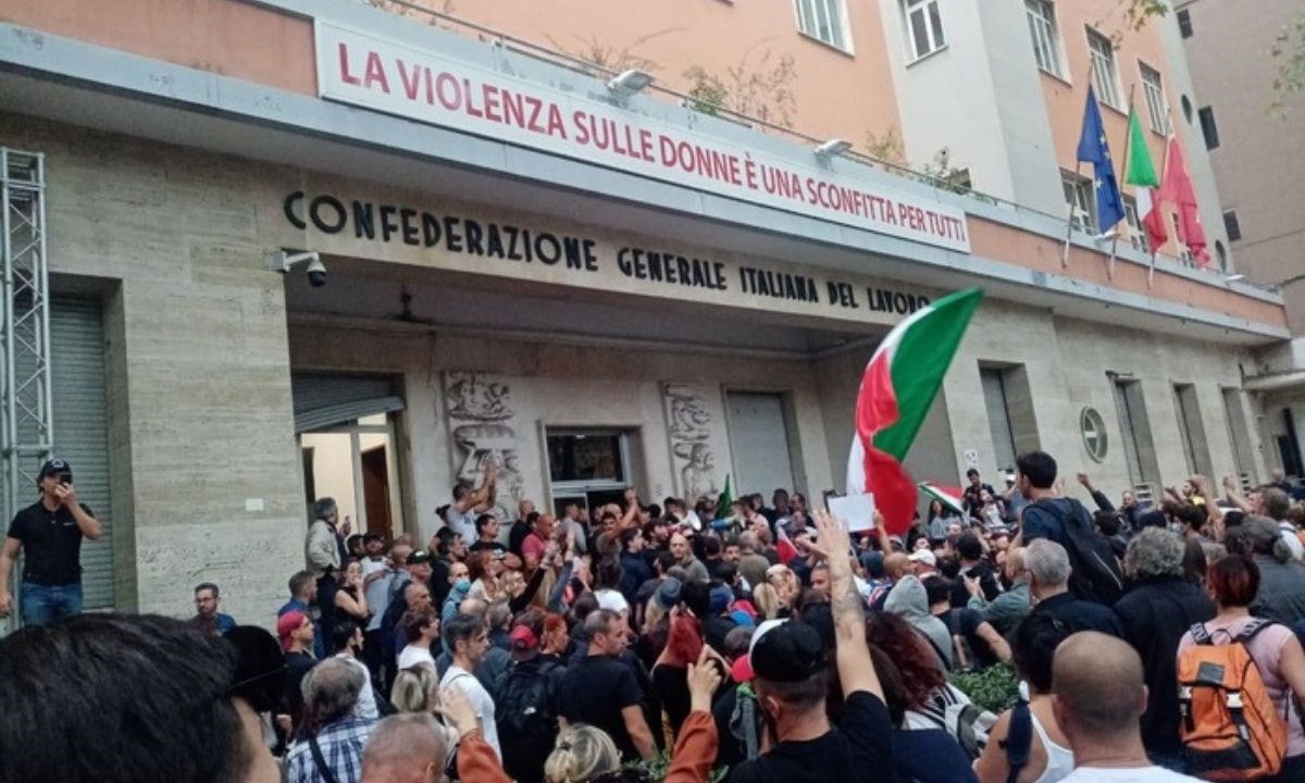No-Vax, i servizi segreti accusano i fascisti: "La destra radicale ha strumentalizzato le proteste di piazza"