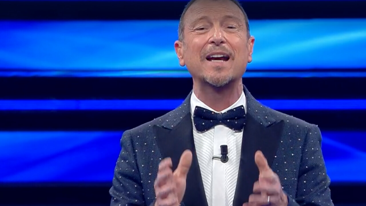 Sanremo 2022, Amadeus riceve la telefonata di Mattarella: "Era commosso per l'omaggio del pubblico"
