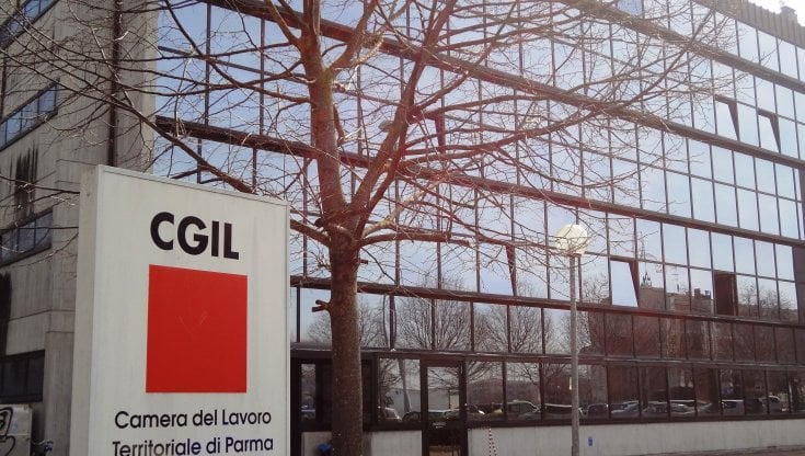 Cgil, no-vax imbrattano a Parma la sede del sindacato: "Vax uccide"