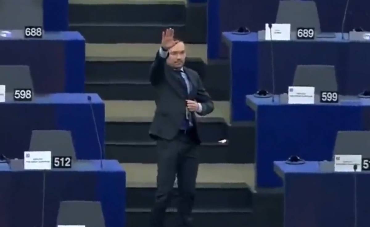 Il palese saluto nazista dell'eurodeputato bulgaro per il Tg2 diventa 'presunto': la denuncia di Anzaldi
