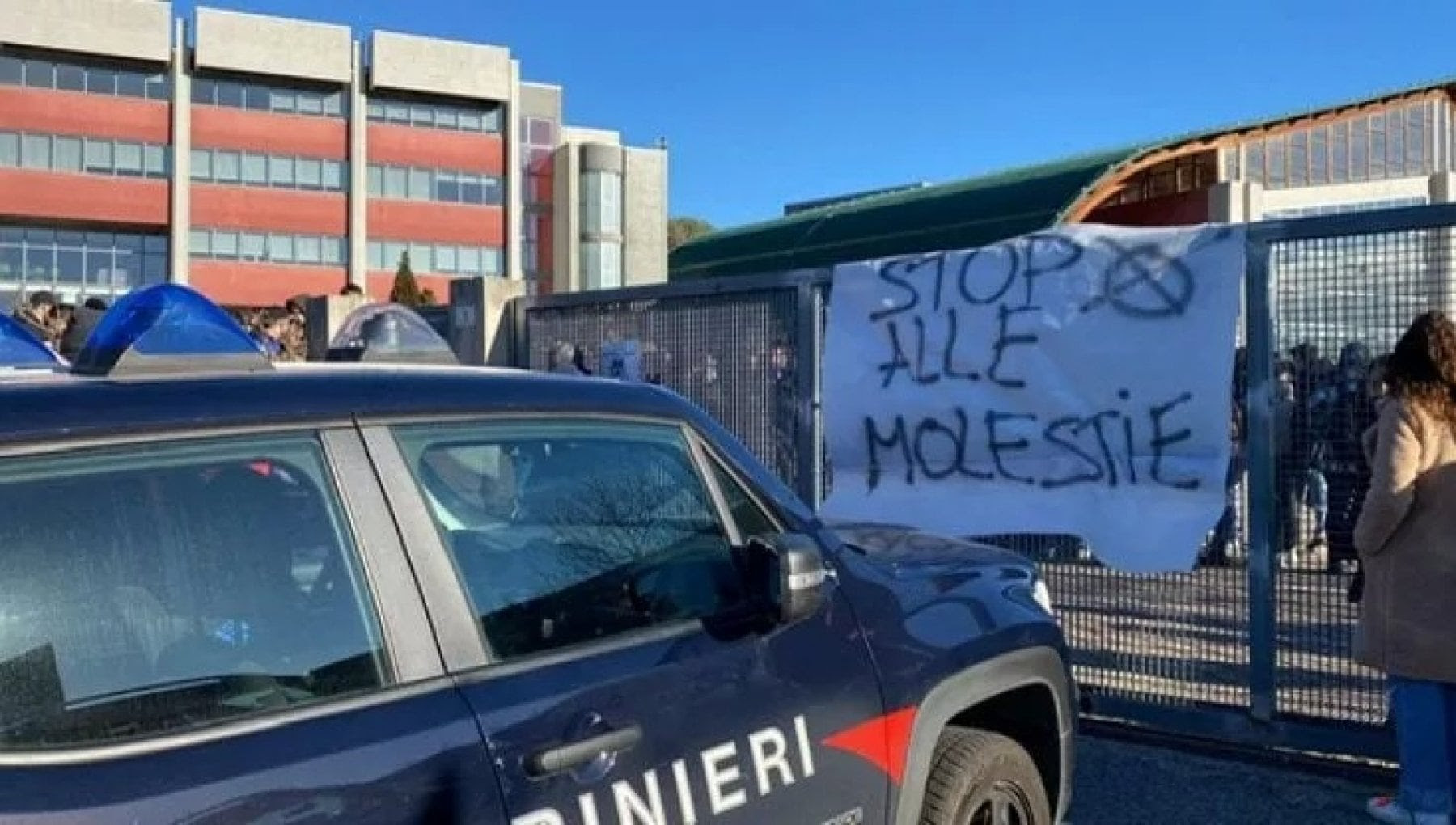 Un professore è accusato di molestare le sue studentesse: continua l'occupazione del liceo Valentini nel Cosentino