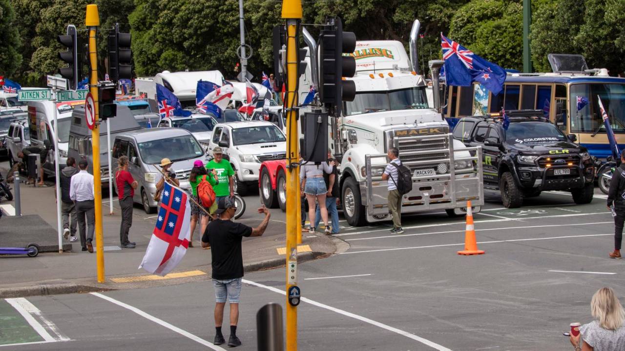 Anche in Nuova Zelanda proteste per le misure anti-Covid: un corteo di camion circonda il Congresso