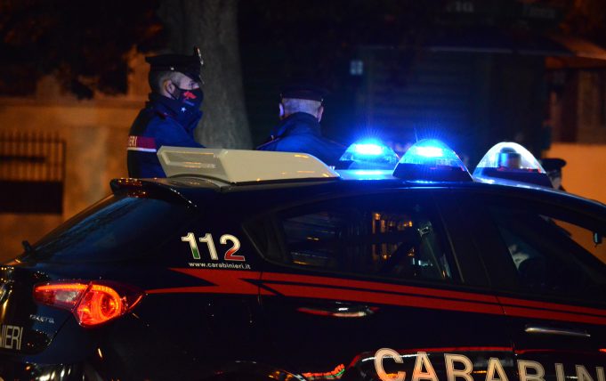 Violenza a Cagliari, giovani accerchiano un uomo e gli danneggiano l'auto: il video postato  sui social