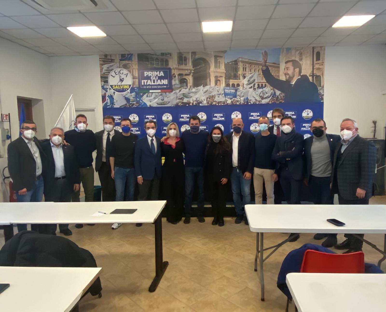 Le mascherine aggiunte con Photoshop nella foto della Lega, Salvini oltre il ridicolo: "Era un filtro"