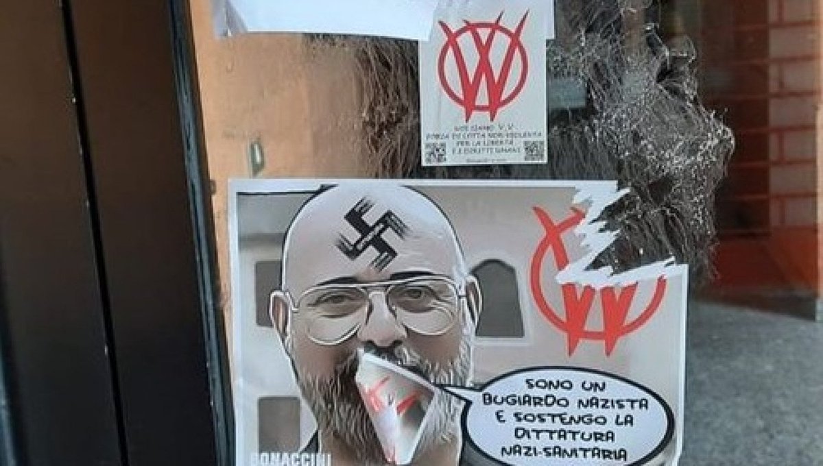 No-vax scatenati contro Bonaccini: insulti e una foto con la svastica in una sede del Pd