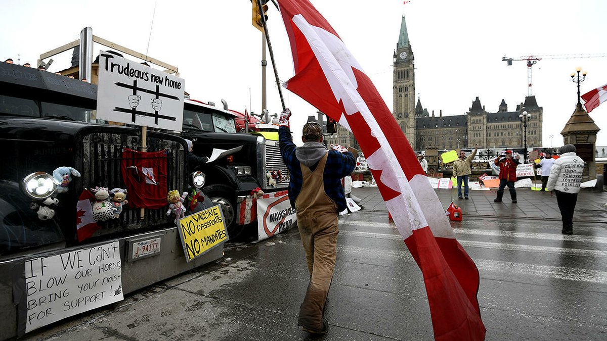 Camionisti no-vax fuori controllo: l'Ontario dichiara lo stato d'emergenza