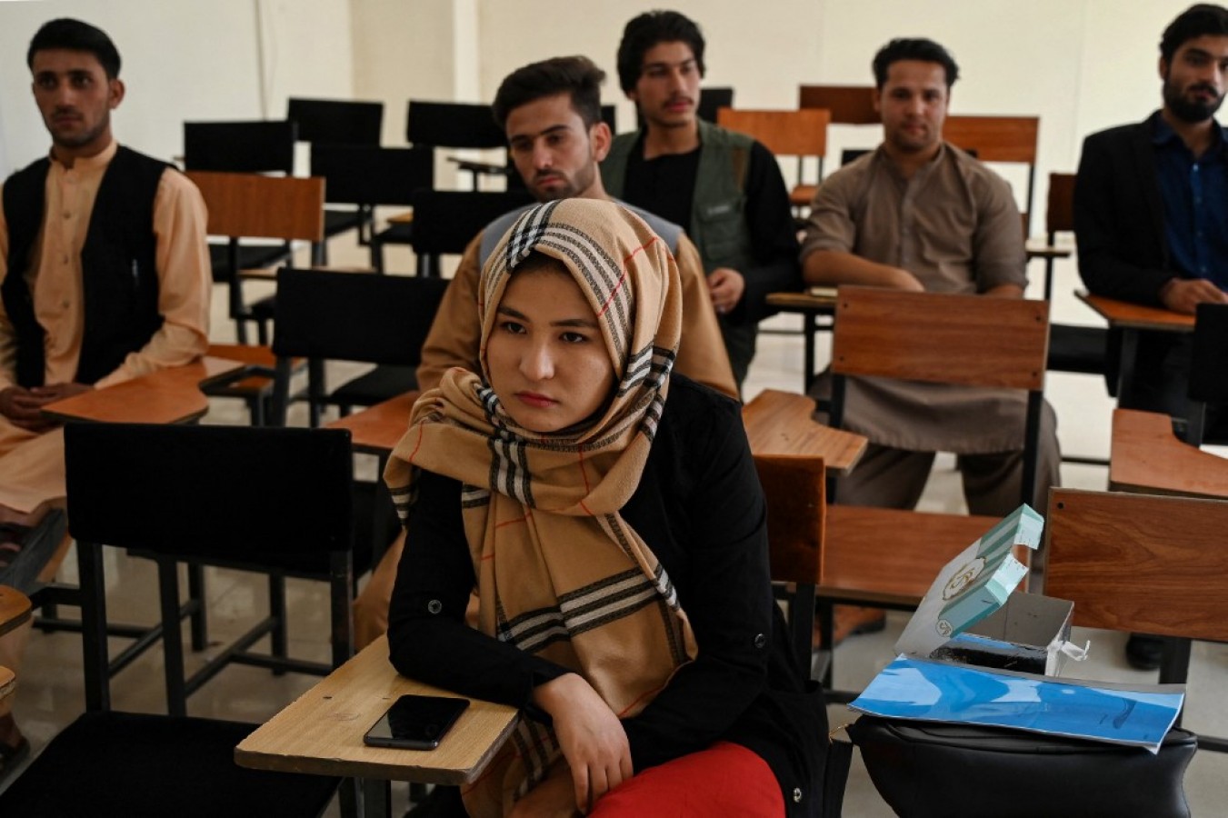 In Afghanistan si va a passo di gambero: riaprono le università ma le donne in aule separate