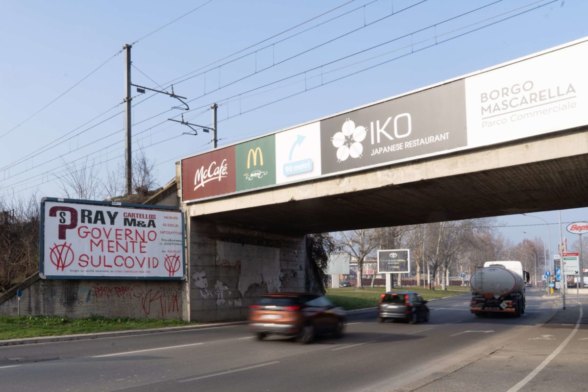 Bologna, il 'trucco' dei No Vax sui cartelloni pubblicitari per diffondere Fake News
