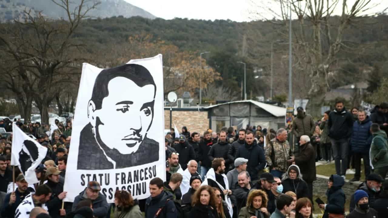 Francia, la morte dell'indipendentista corso Yvan Colonna scatena la protesta: "Statu francese assassinu"