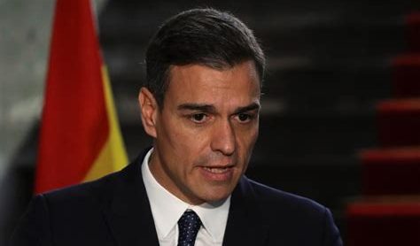 Spagna, il premier Sanchez annuncia l'invio di armi all'Ucraina: "Putin disprezza la democrazia"