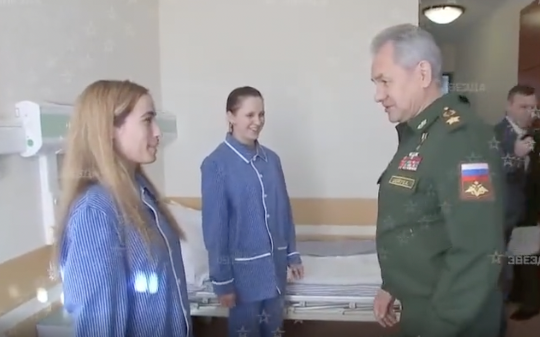 Mosca, Sergei Shoigu 'premia' i militari russi feriti che si sono distinti per il 'coraggio'