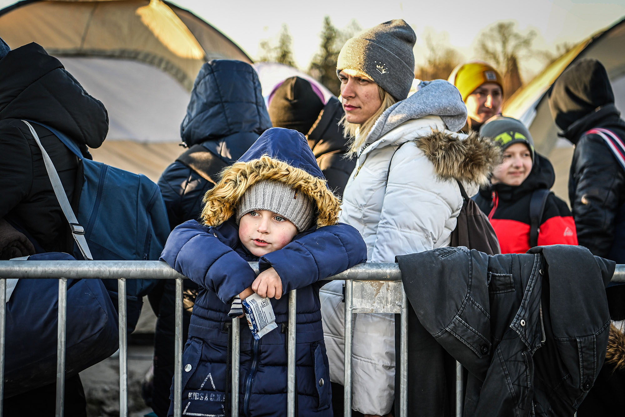 Ucraina, allarme Unicef: "Oltre 500 bambini soli al confine con la Romania rischiano tratta e sfruttamento"