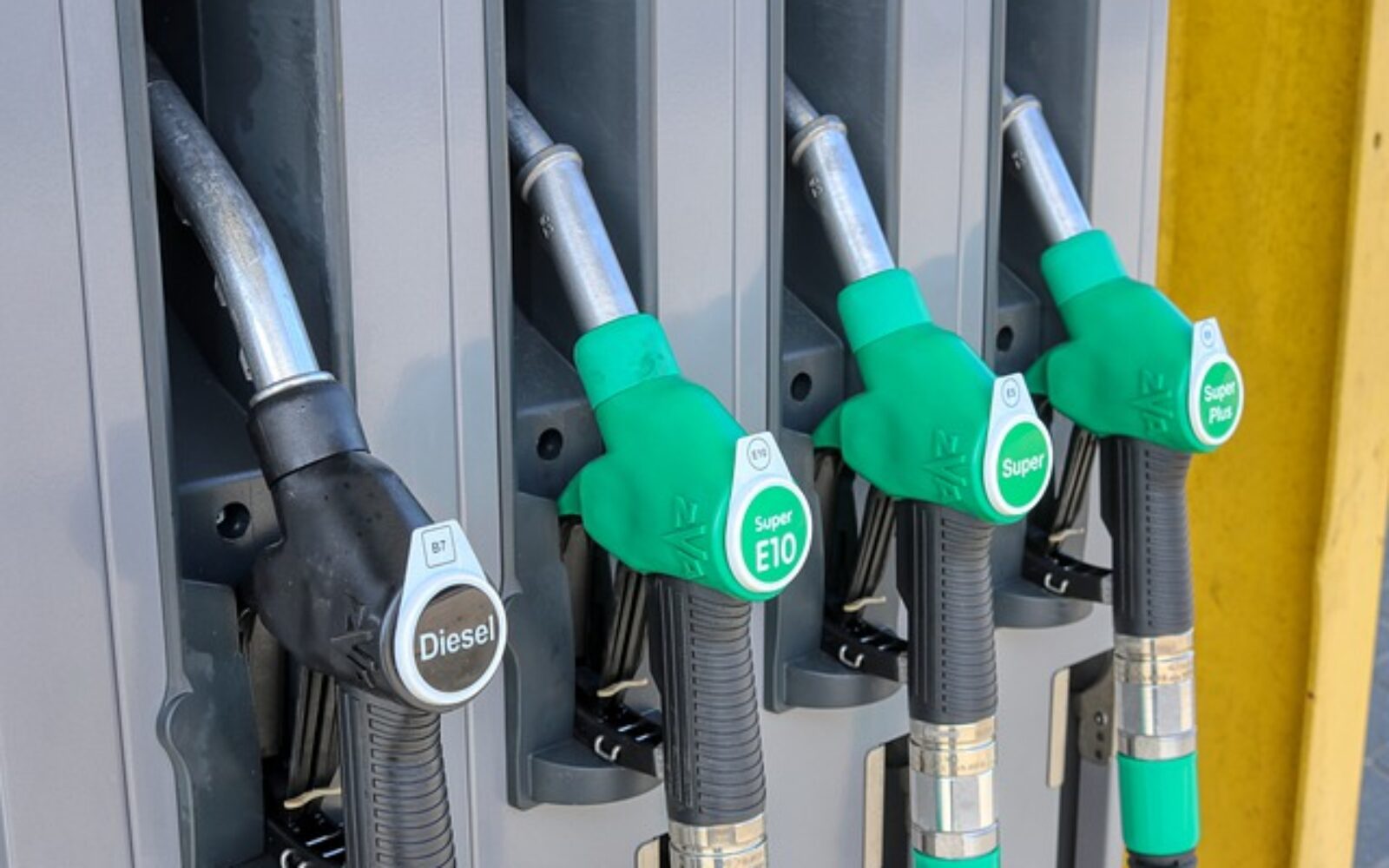 Benzina, calano ancora i prezzi: verde a quota 1,98 euro, diesel a 1,94