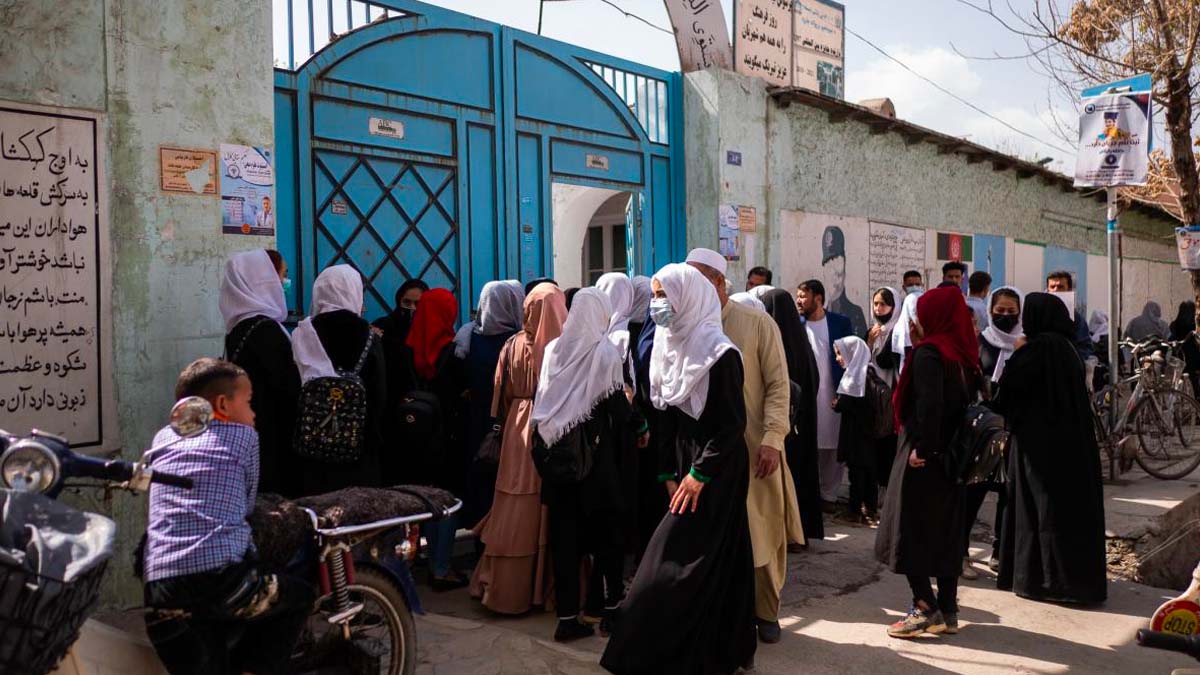 Afghanistan, i Talebani approfittano della distrazione del mondo per chiudere le scuole secondarie femminili