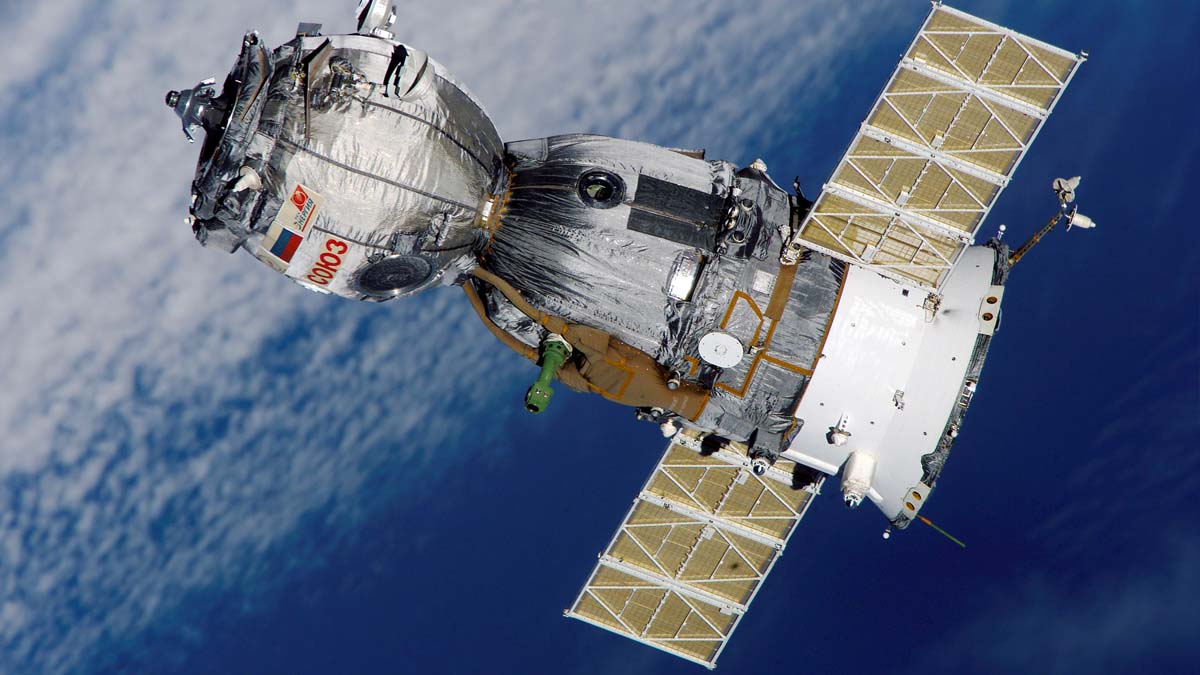 Spazio, Soyuz apre il portello: russi accolti da colleghi europei e americani
