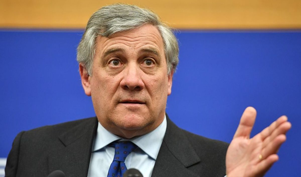 Tajani: "Io ministro? Faccio come decide Berlusconi, l'importante sia un esecutivo politico"