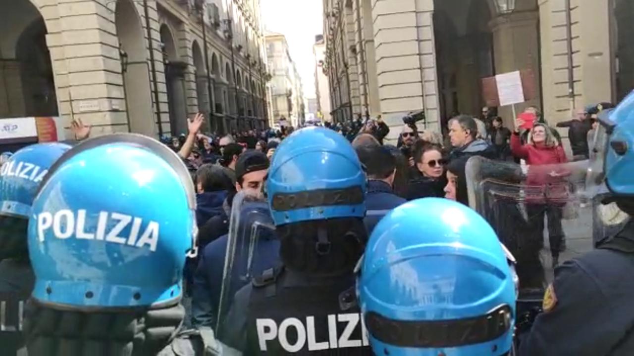 No Vax a Torino, insulti a Draghi e slogan fascisti: "Duce, Duce"