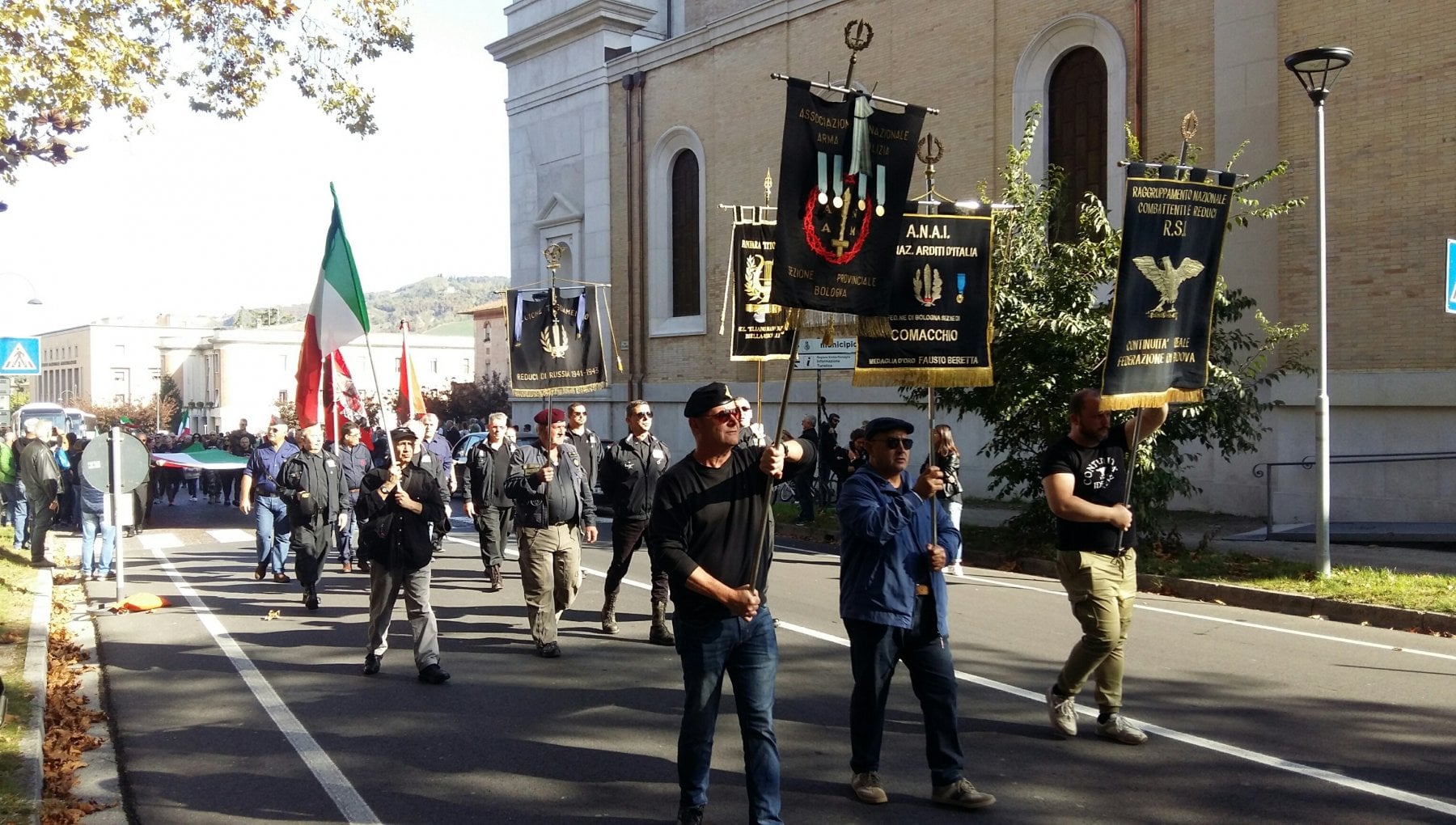 I fascisti sfilano a Predappio alla vigilia del 25 aprile per commemorare la morte di Mussolini