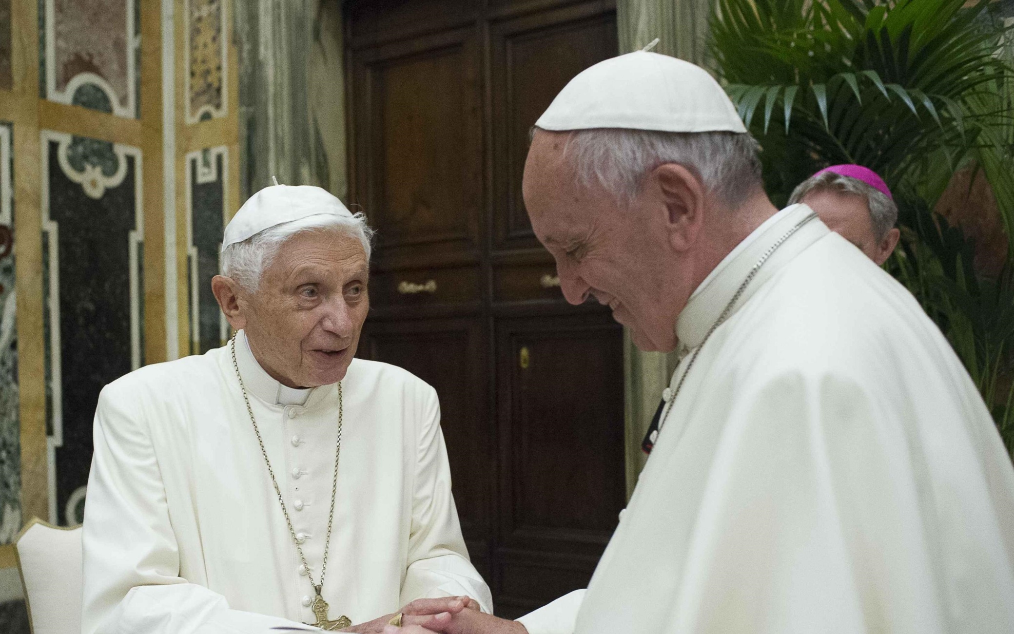 Sabato Santo, Papa Ratzinger compie 95 anni: gli auguri di Bergoglio e le sue origini