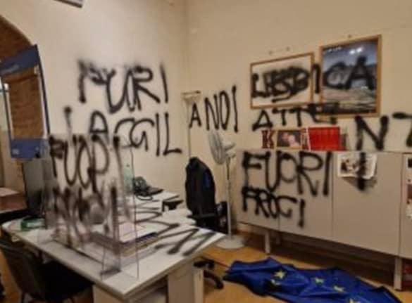 Raid fascista all'Università di Siena: scritte omofobe e inneggianti al Duce nell'ufficio di una dipendente Lgbt