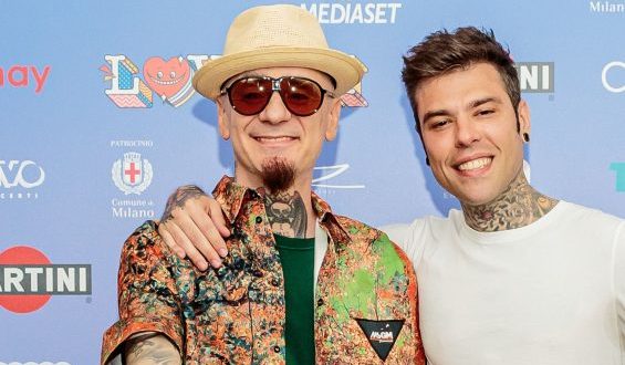 Fedez: "Il tumore è stato preso in tempo, sono stato fortunato. La psicanalisi aiuta"