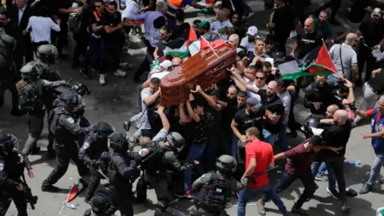 Shireen Abu Akleh: in Palestina anche un funerale diventa per Israele un campo di battaglia