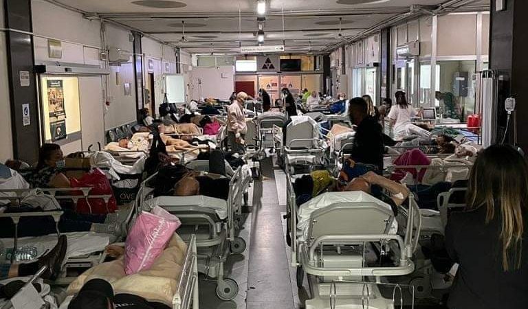 Napoli, il Pronto soccorso del Cardarelli è sovraffollato, i 25 medici minacciano le dimissioni