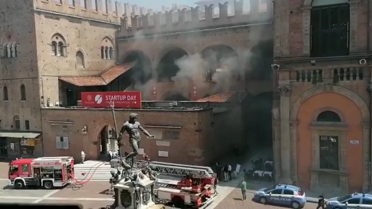 Bologna, incendio a palazzo Re Enzo: devastata la libreria