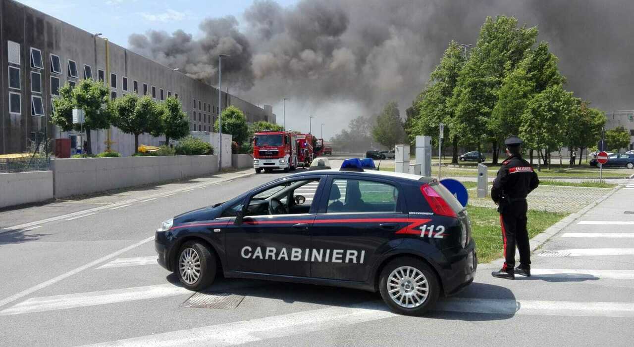 Incendio a Portobuffolè, a fuoco un'azienda di arredobagno: sul posto i vigili del fuoco