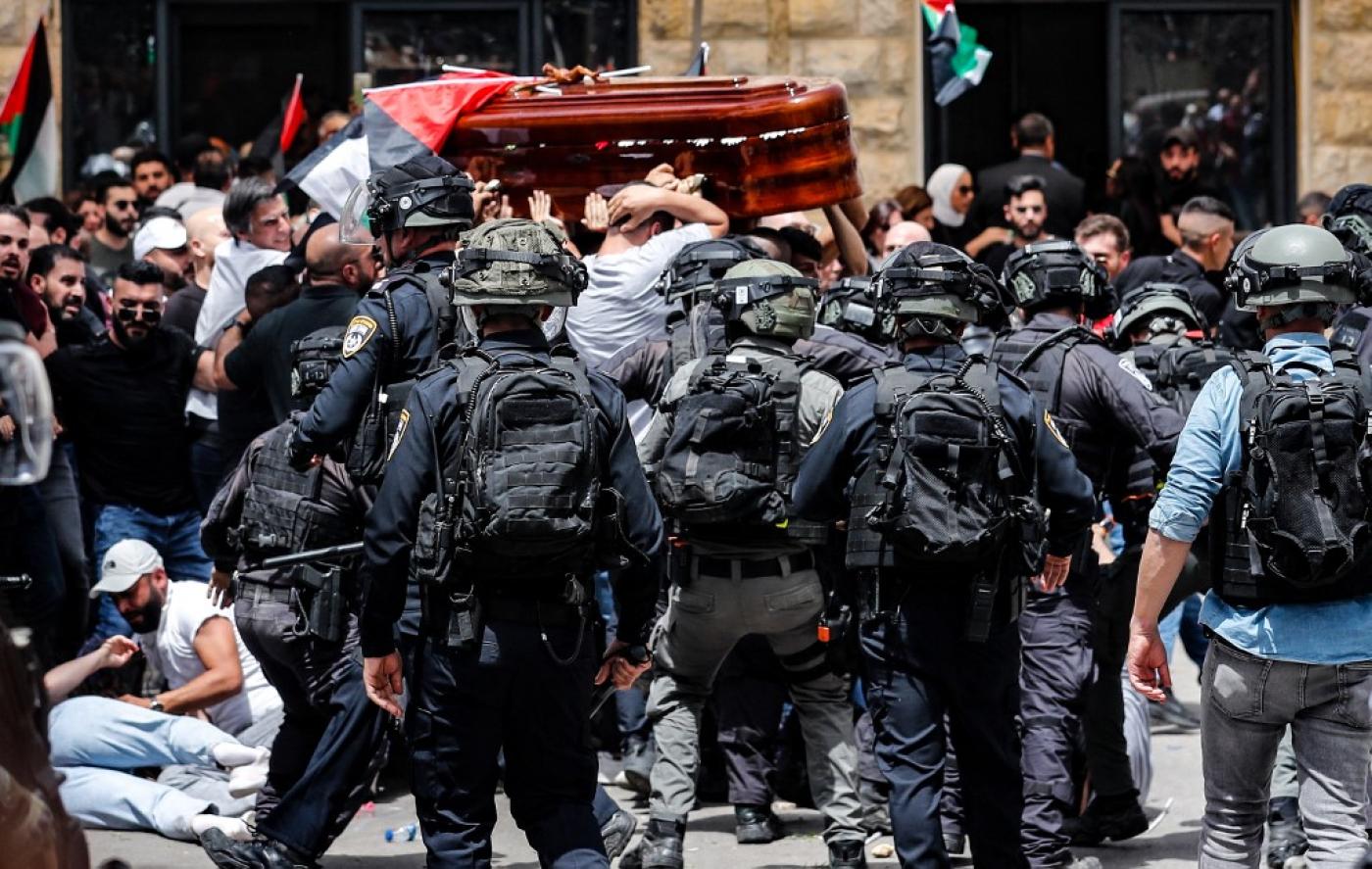 La polizia israeliana assalta il funerale di Shireen Abu Akleh ma per RaiNews stava 'sedando le sommosse': è polemica