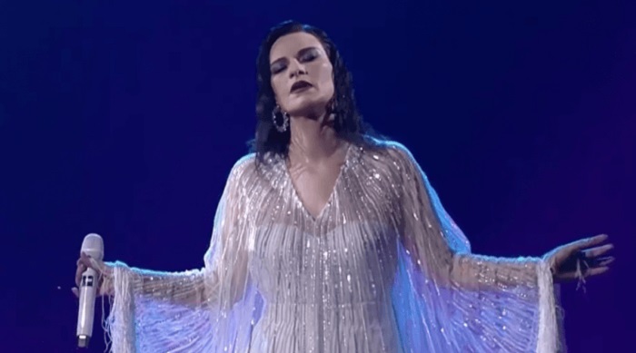 Eurovision, un gioco di musiche e luci rende magica l'apertura della rassegna
