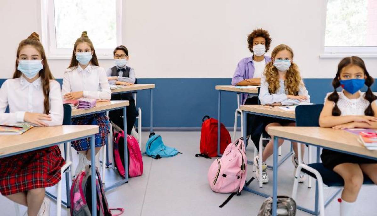 "Togliere l'obbligo di mascherine nelle classi": la richiesta del sottosegretario leghista
