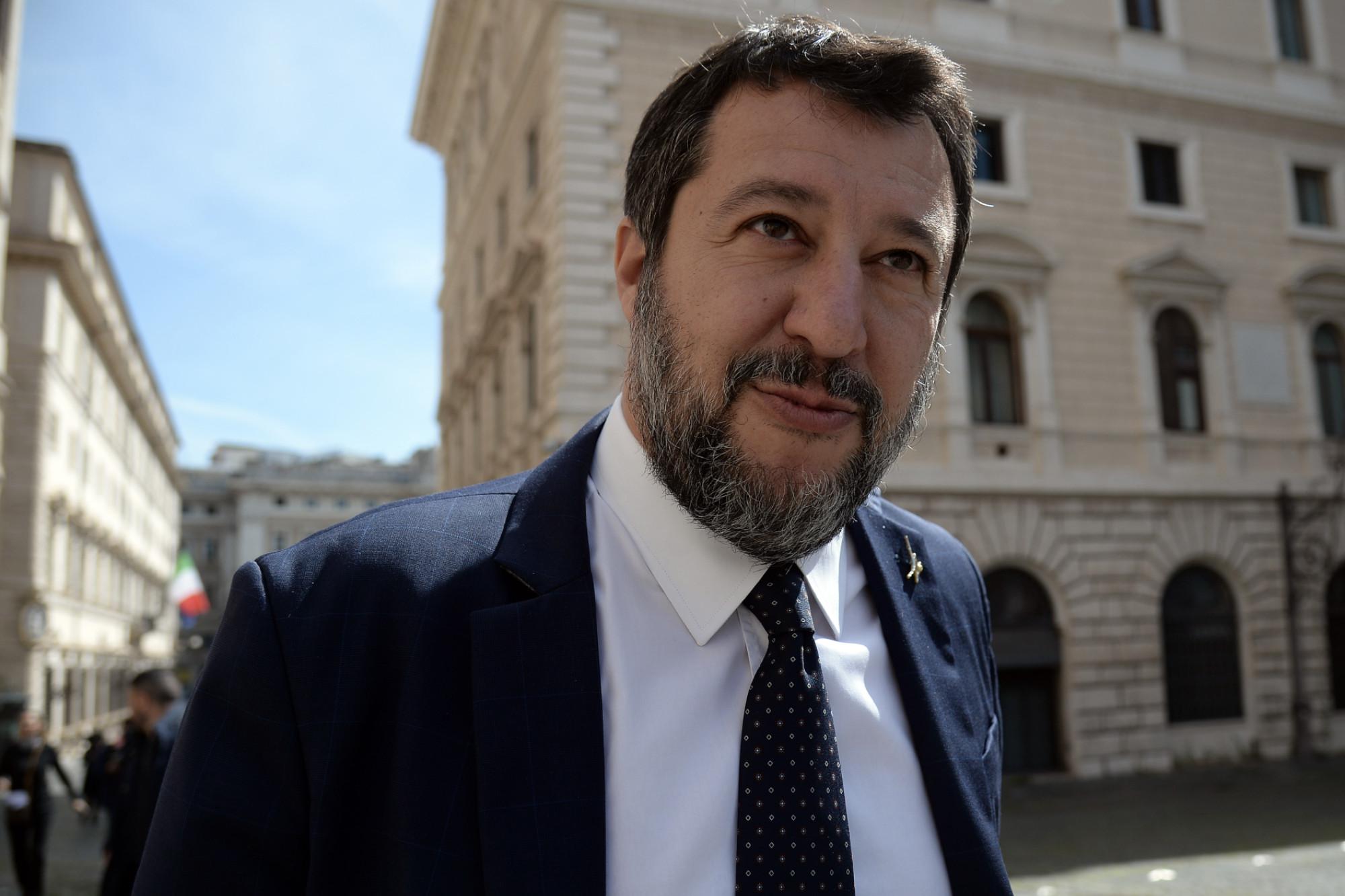 Salvini strizza di nuovo l'occhio a Putin: "Domandiamoci a chi stanno andando le armi che manda Guerini"