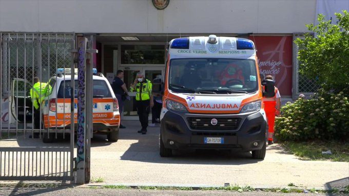 Milano, esplode una power-bank a scuola: tre ragazzi feriti
